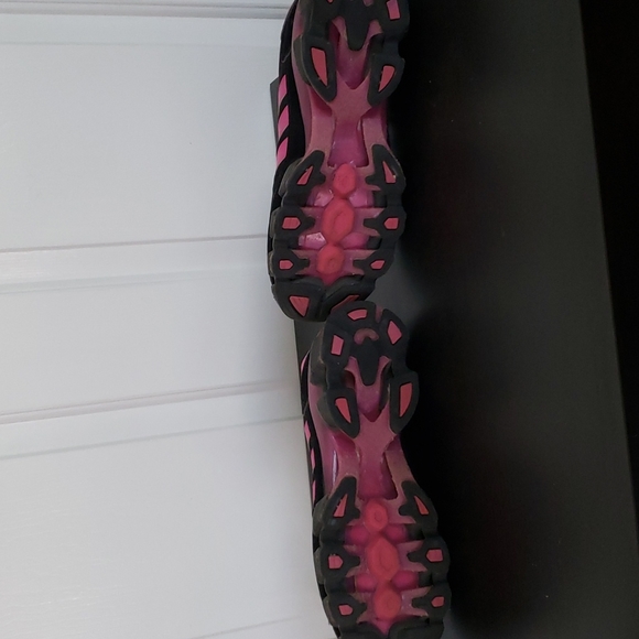 Adidas pink/black running shoes. Size 10 - Picture 4 of 5